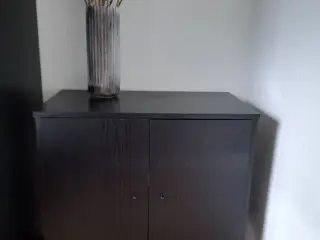 Kommode med flote sort metal ben