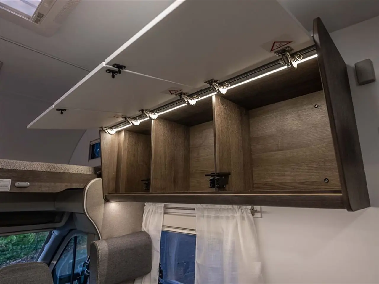 Billede 28 - 2027 - Benimar Sport 363 UP Automat gear - Dieselfyr - 12V kompressor køl - 200W solcelle