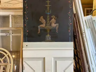 Hemmelig enkeltdør med maleri og panel