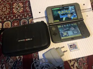 New Nintendo 3DS + 6 spil, Pokémon Gold & Yellow,