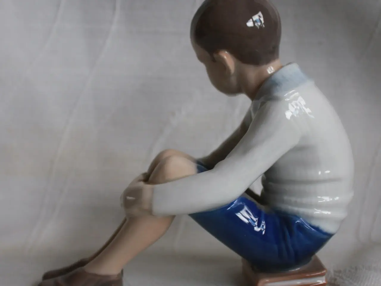 Billede 4 - Dreng siddende på bøger, figur,Bing & Grøndahl