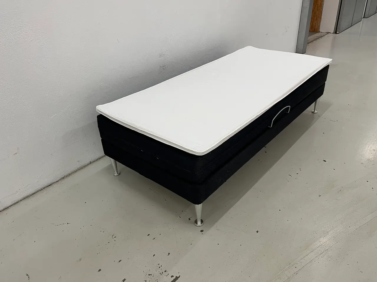 Billede 4 - Velholdt elevationsseng med tilhørende topmadras.