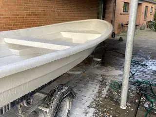 Jolle med påhængsmotor + trailer 