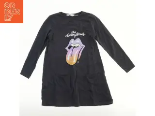 Langærmet kjole med Rolling Stones logo fra H&M (str. 140)