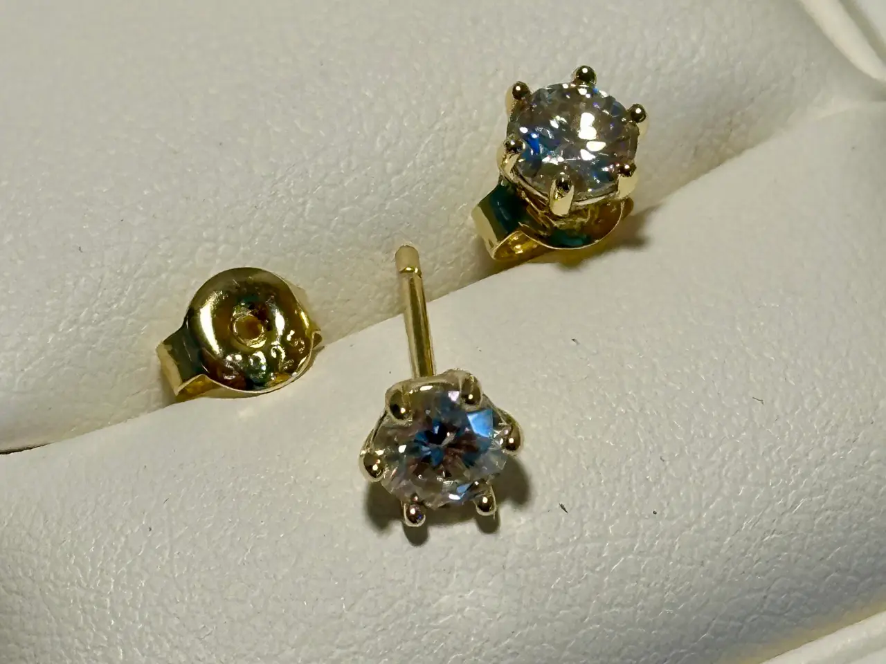 Billede 6 - Nye ørestikker med 0,5 karat  moissanite i hver 