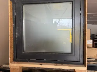 Lille træ Alu vindue topstyret med mat glas