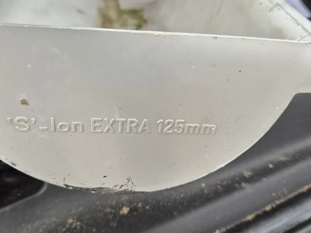 Billede 2 - Købes. Tagrende I plast , 2 m. Med hjørne stykke.