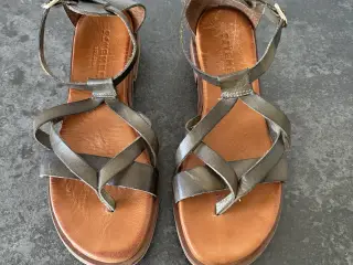 Pavement sandal i læder.