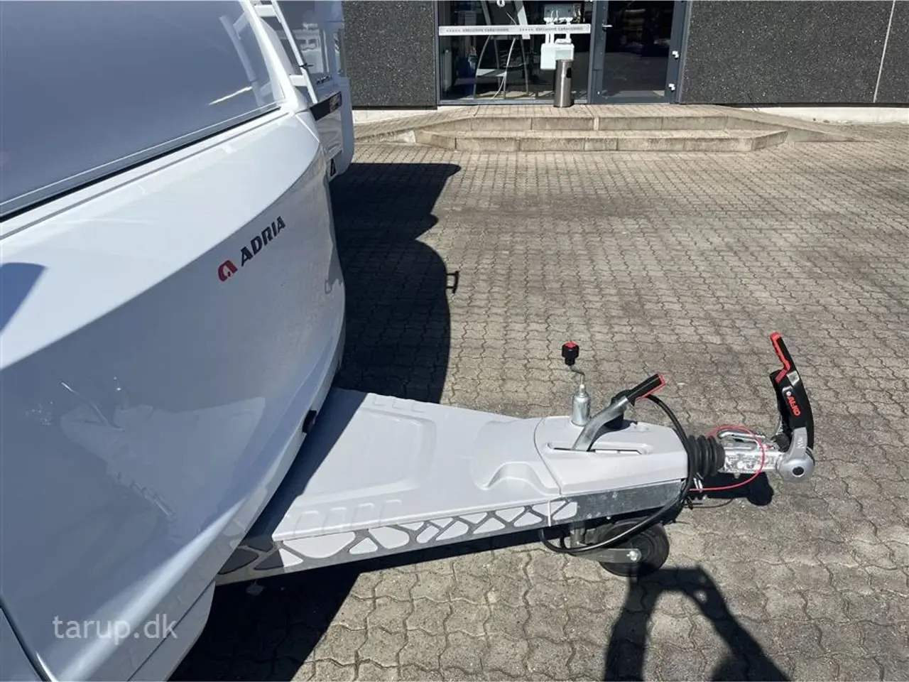 Billede 3 - 2026 - Adria Altea 542 PH   Fritstillet dobbeltseng, glatte glasfibersider, frontkøkken, side-siddegruppe, myggenetsdør, blæservarme, el-gulvvarme, stabilisator