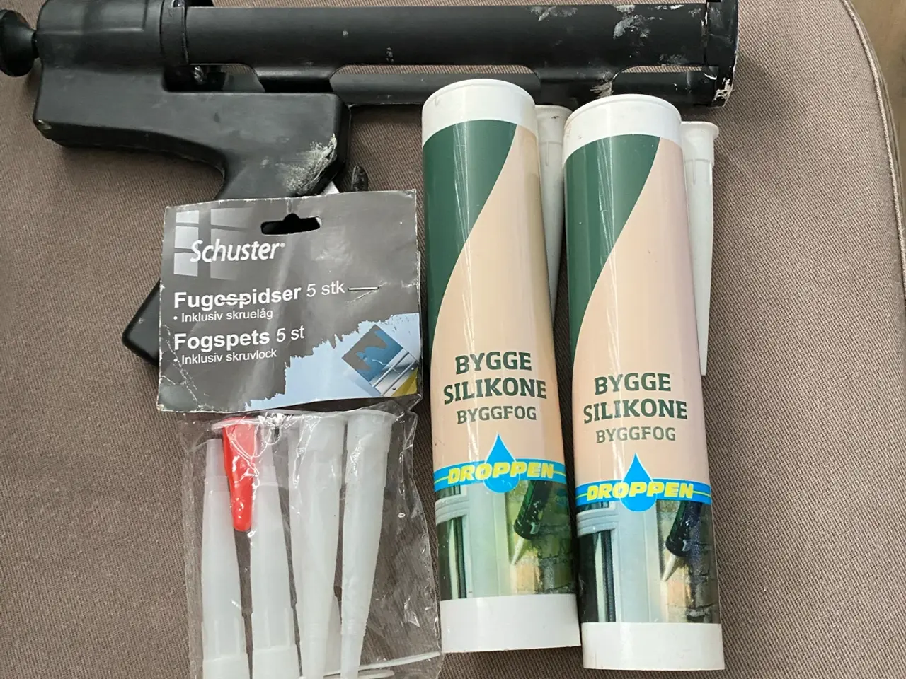 Billede 1 - Fugepistol og 2 fugemasse