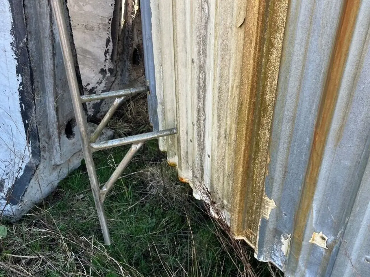Billede 3 - Rustfri tank Isoleret opretstående på rustfri fødder.