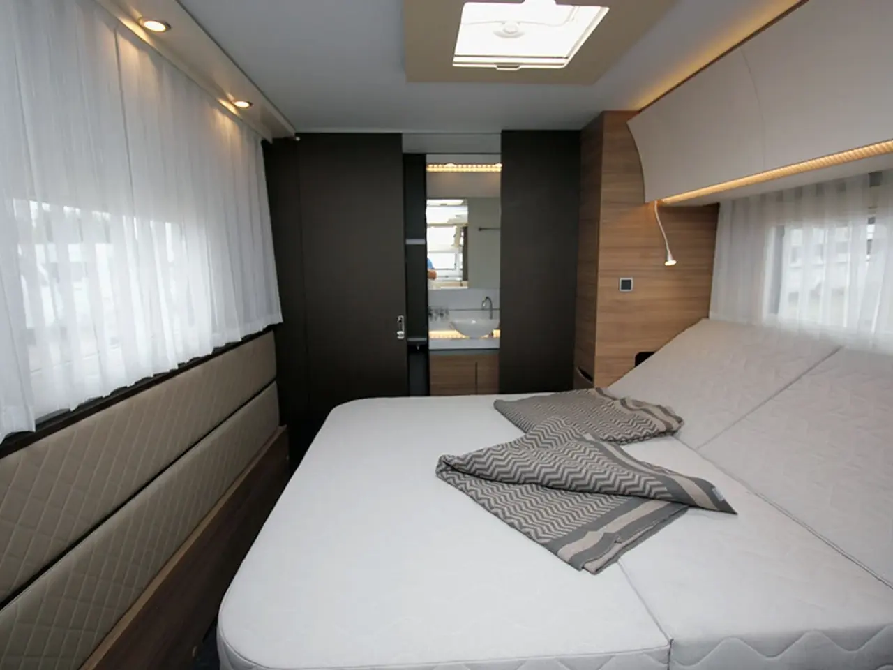 Billede 7 - Adria Alpina 663 HT – luksus campingvogn med alt.