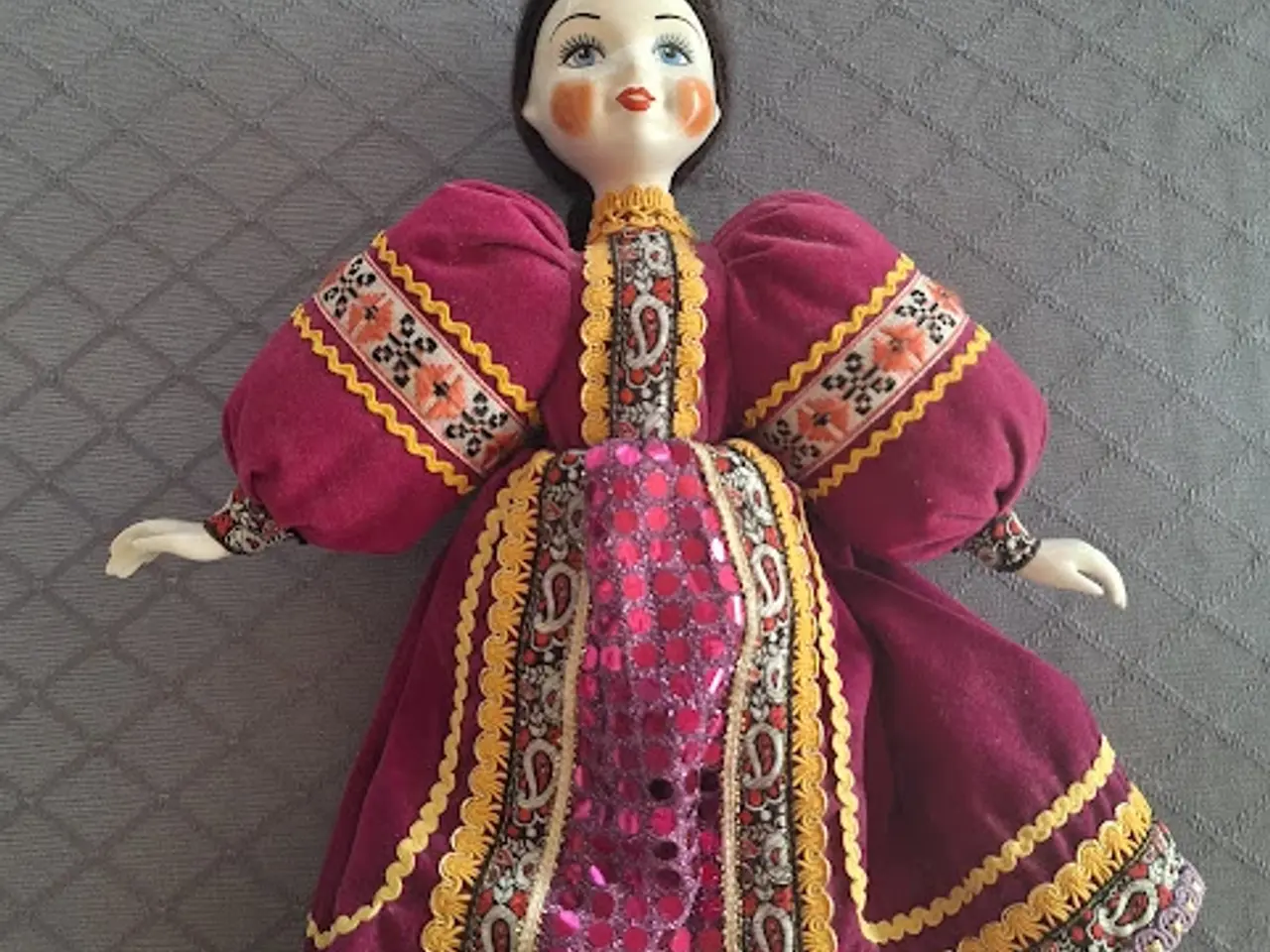 Billede 1 - Flot Russisk porcelænsdukke - Sender gerne