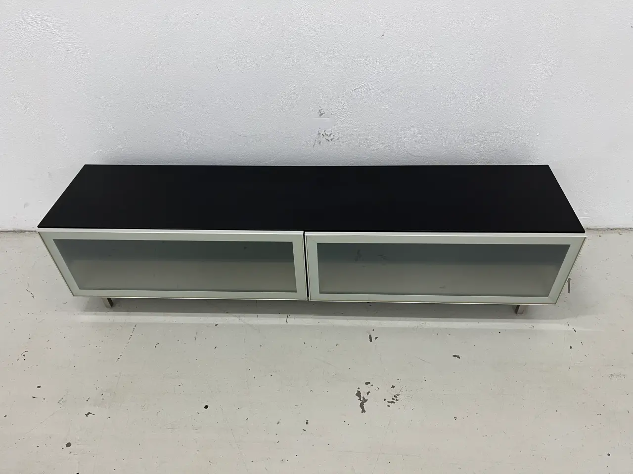 Billede 4 - Boconcept TV/media skænk i sort og med 2 skuffer.