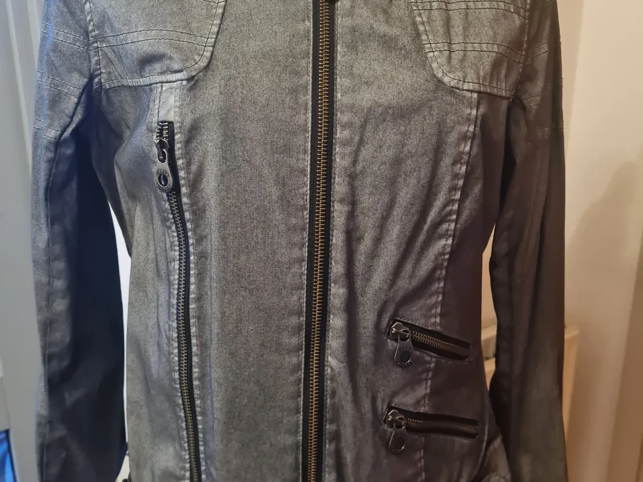 Billede 1 - Ny denim jakke str S 36