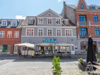 Dejligt kontorlejemål i præsentabel centrum-ejendom