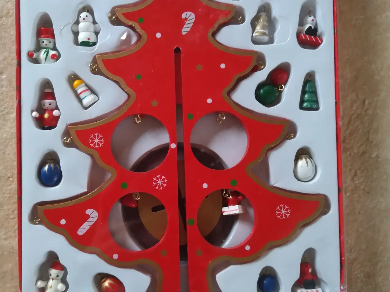 Billede 1 - Rødt træ juletræ med mini ornamenter 