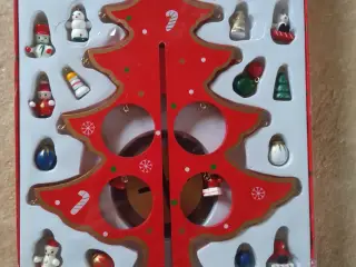 Rødt træ juletræ med mini ornamenter