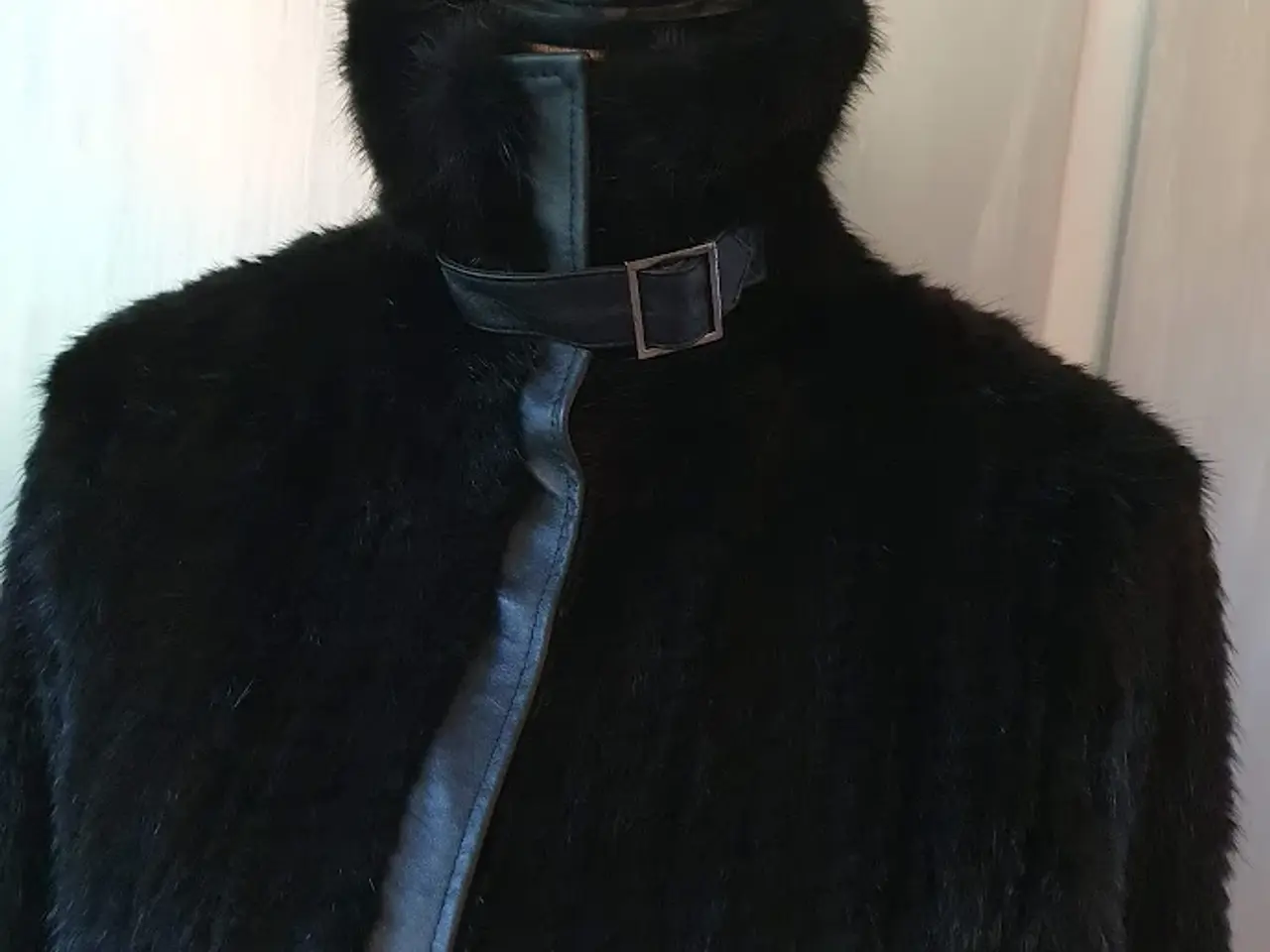 Billede 3 - Jakke i strikket mink med skindbesætning 