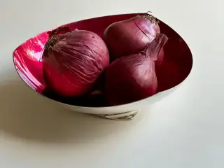 Sølvbelagt skål m rød emalje