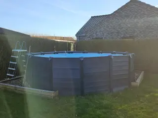 Stor pool 19 tusind liter sælges
