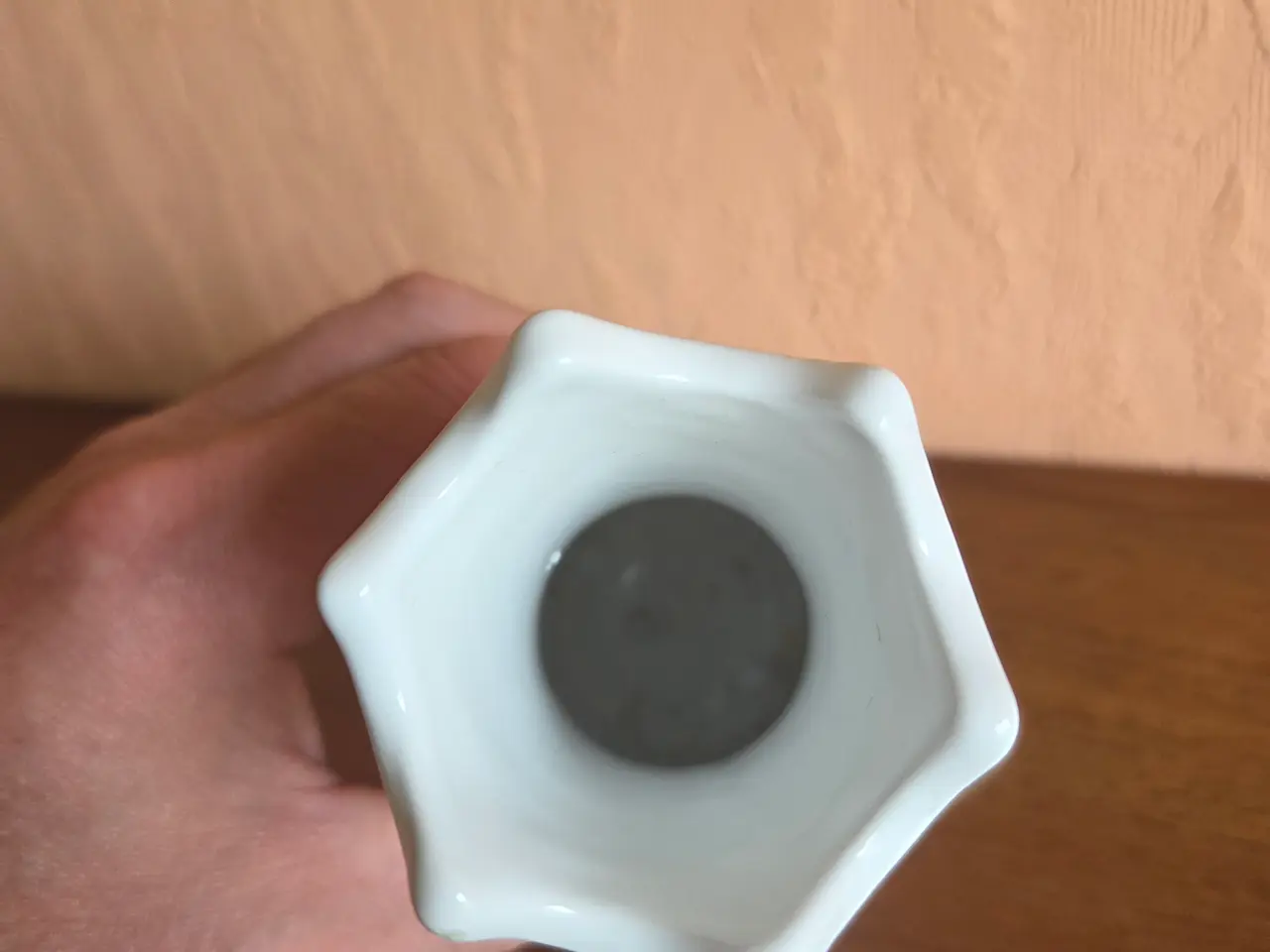 Billede 4 - Hvid vase med rillet design, H: 18 cm.