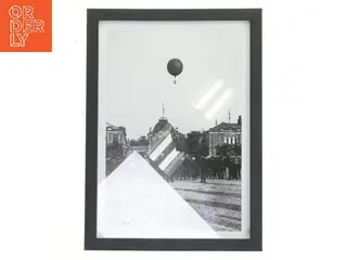 Sort ramme med sort-hvidt foto fra Nielsen (str. 21x29,7 cm)