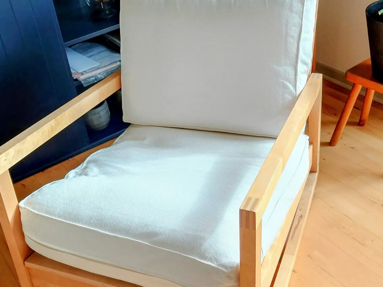 Billede 1 - IKEA gyngestol med lyse hynder.
