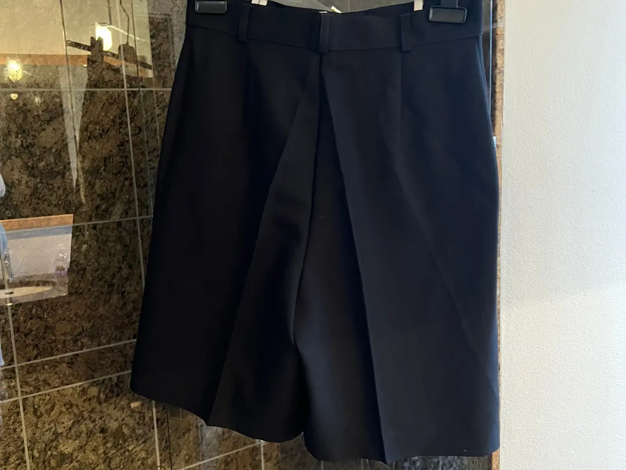 Billede 3 - Lækre sorte shorts str small
