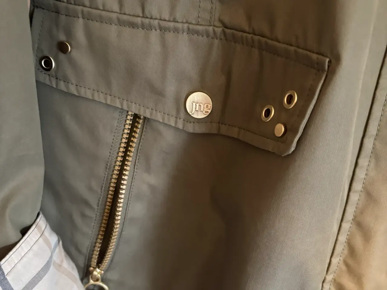 Billede 2 - Junge Wax Coated jakke i flot farve. 