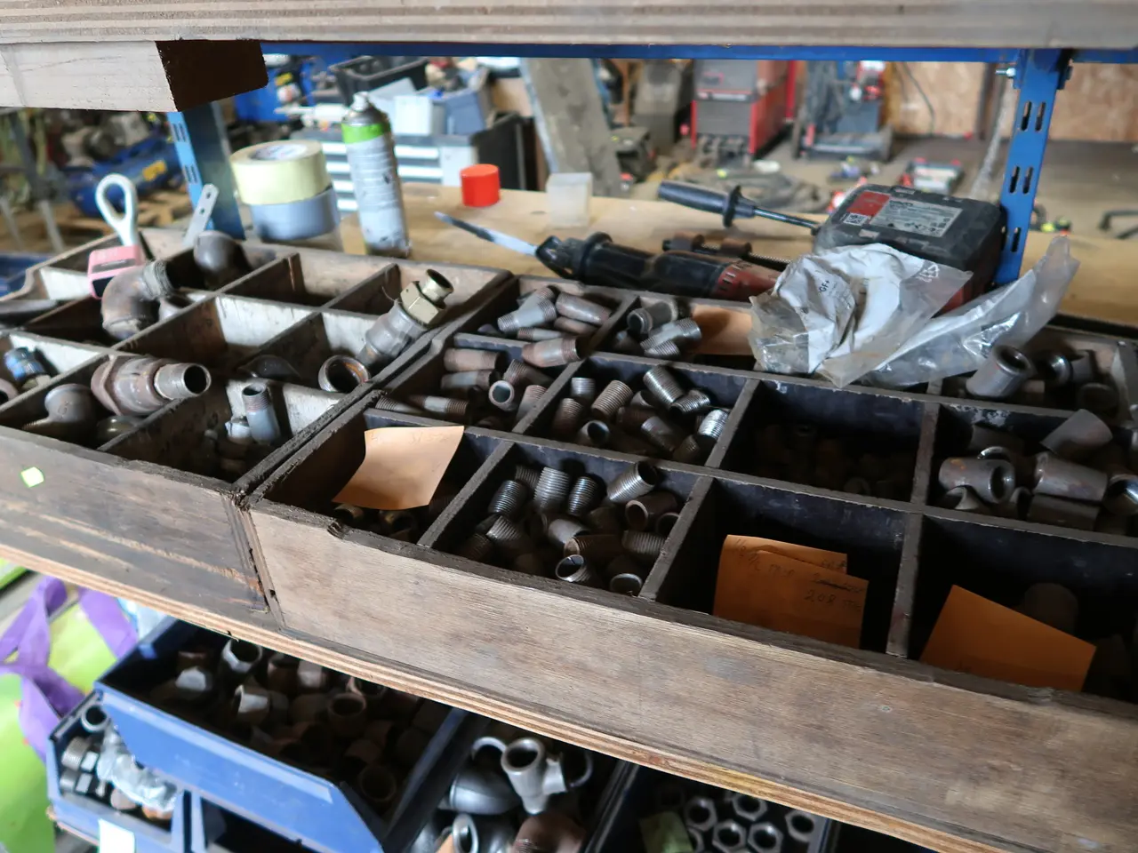 Billede 6 - Div. fittings på reol