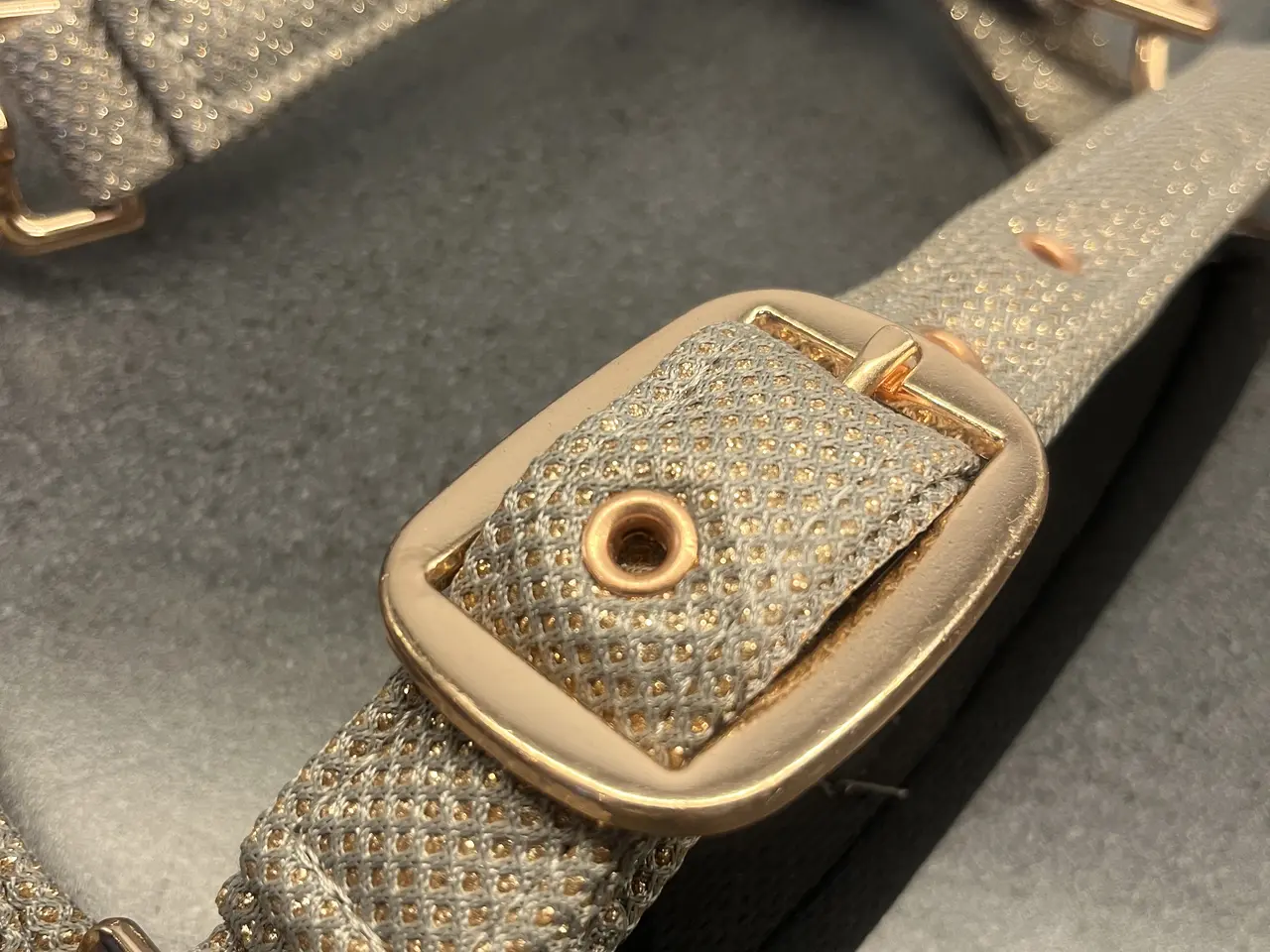 Billede 8 - To Eskadron grimer i beige – én med glitterdetalje