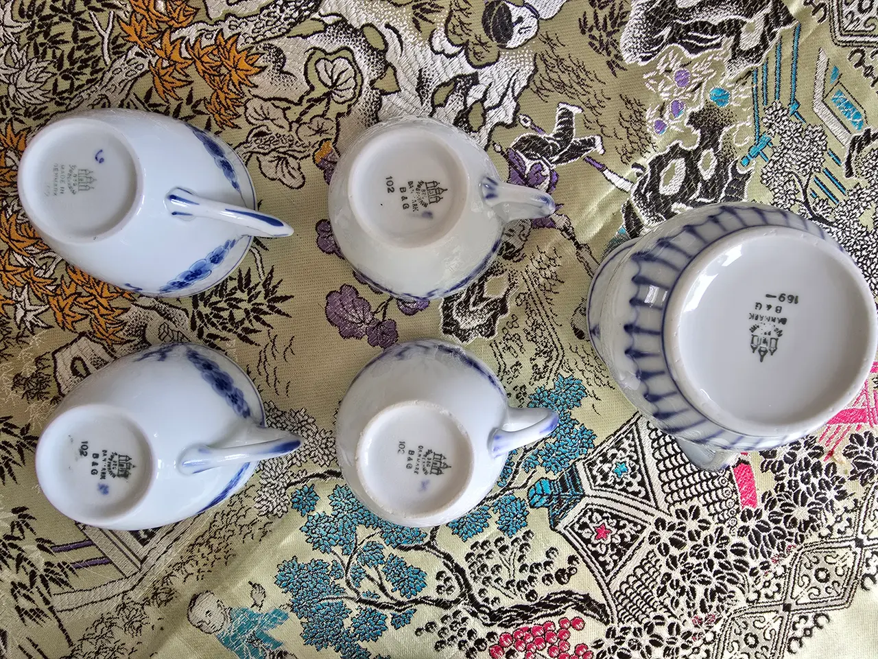 Billede 4 - Kaffekedel med flødekande og tallerkner
