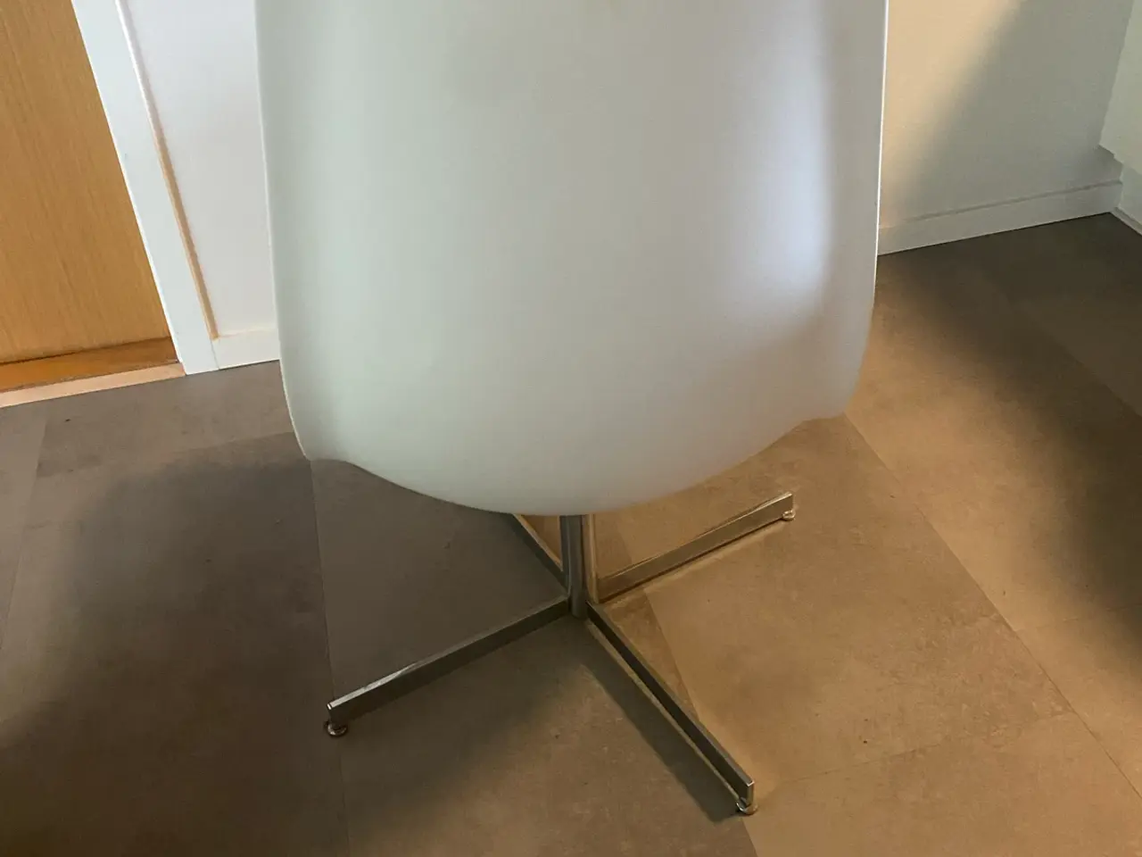 Billede 3 - Designerstol hvid skalstol med læder
