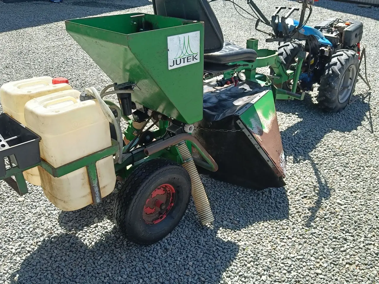 Billede 8 - - - - To hjuls traktor med gødning og sprøjte tilbehør (momsfri)