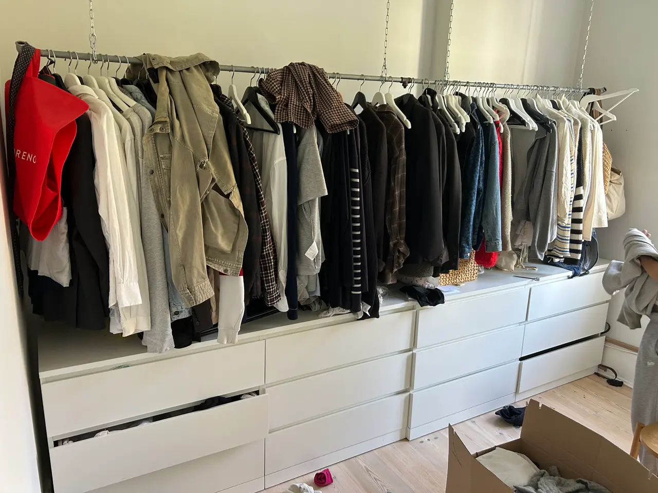 Billede 1 - 2 stk Malm kommode med rør til ophæng i loft