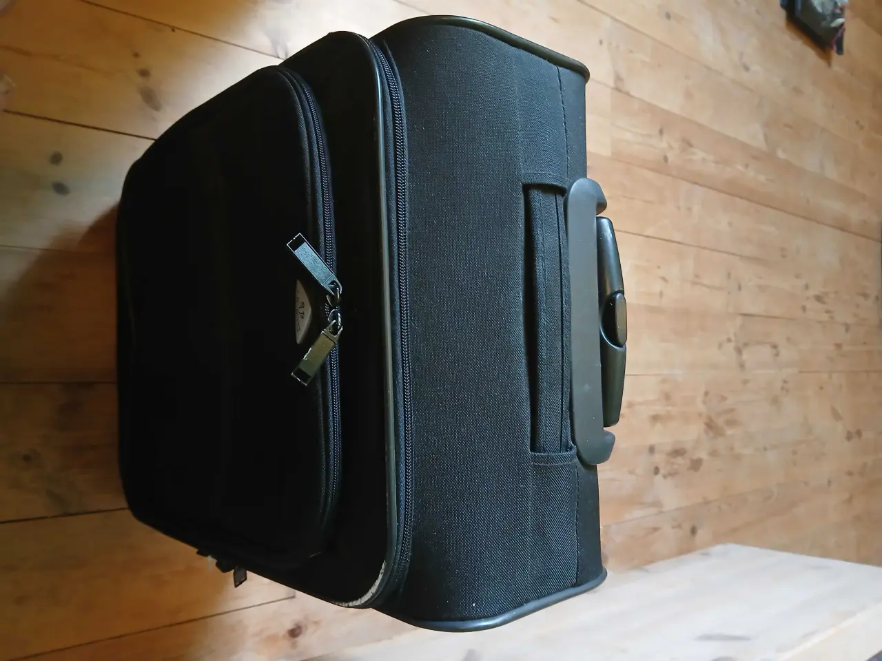 Billede 1 - Sort kuffert. Ca. 30 liter.