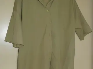 Kortærmet skjortebluse