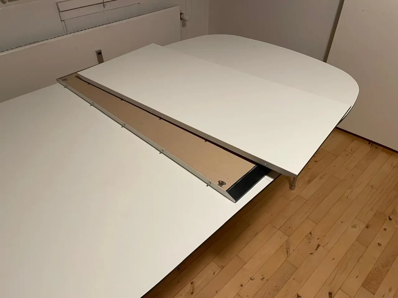 Billede 4 - Hvidt spisebord med sort kant fra Ilva