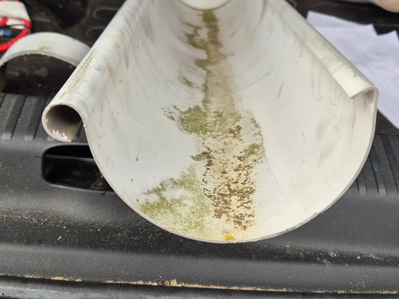 Billede 1 - Købes. Tagrende I plast , 2 m. Med hjørne stykke.