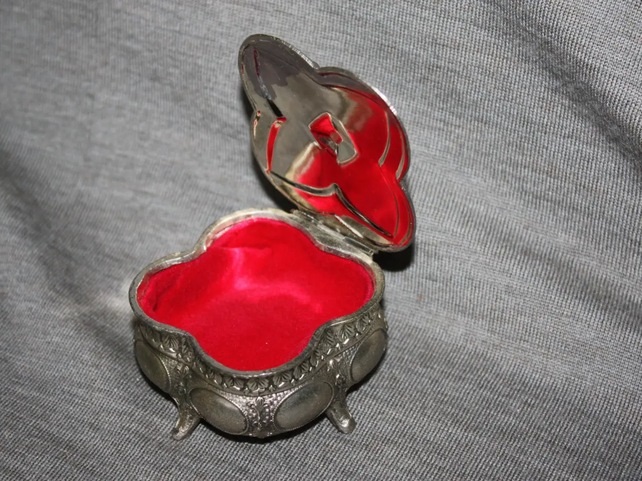Billede 3 - Fine Bone China Crown Staffordshire pilleæske