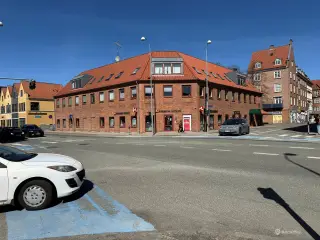 TIL LEJE: 332 m2 stueplan med synlig beliggenhed og gode P forhold