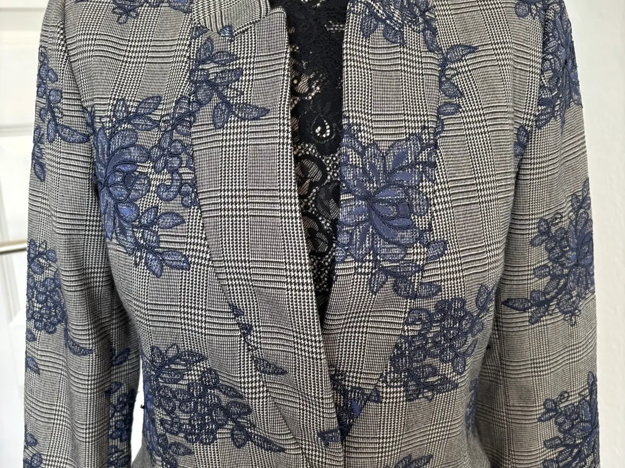 Billede 2 - Zara ternet blazer med mørkeblå blonder – Str. S