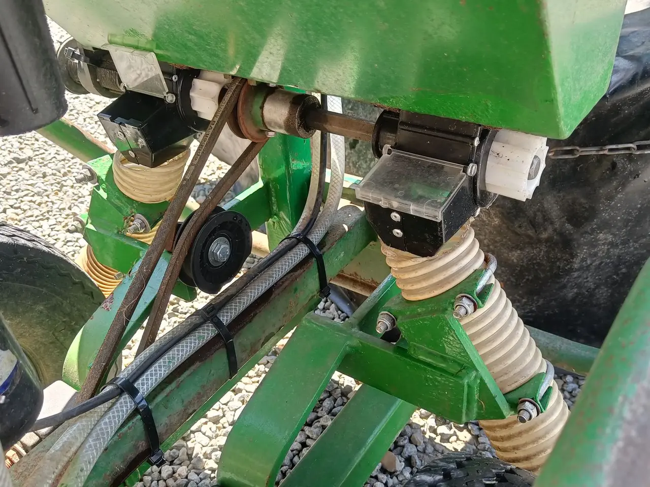 Billede 10 - - - - To hjuls traktor med gødning og sprøjte tilbehør (momsfri)