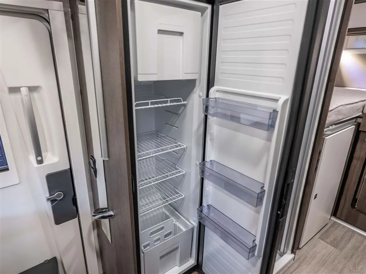 Billede 29 - 2027 - Benimar Sport 363 UP Automat gear - Dieselfyr - 12V kompressor køl - 200W solcelle