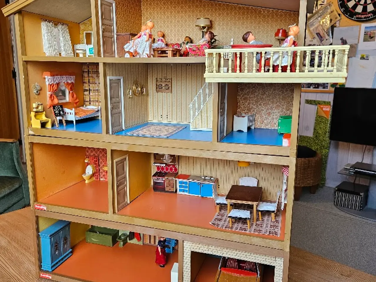 Billede 1 - Lundby dukkehus i tre etager, med indhold.