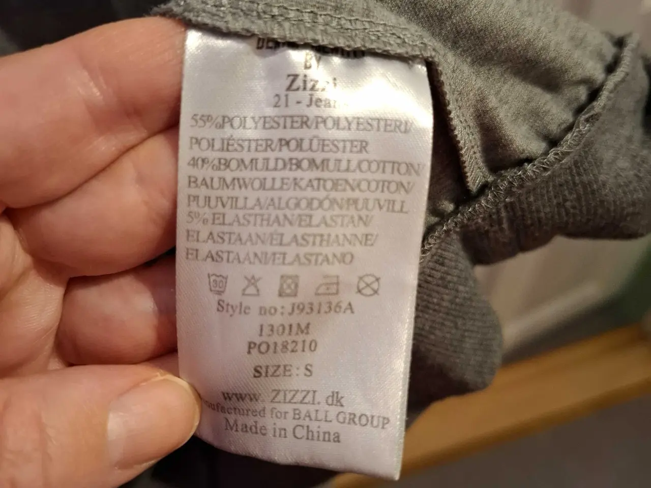 Billede 5 - Grå bluse fra Zizzi med dødningehoved