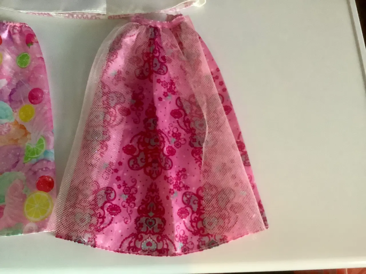 Billede 10 - Barbie med tøj og tasker m.m.