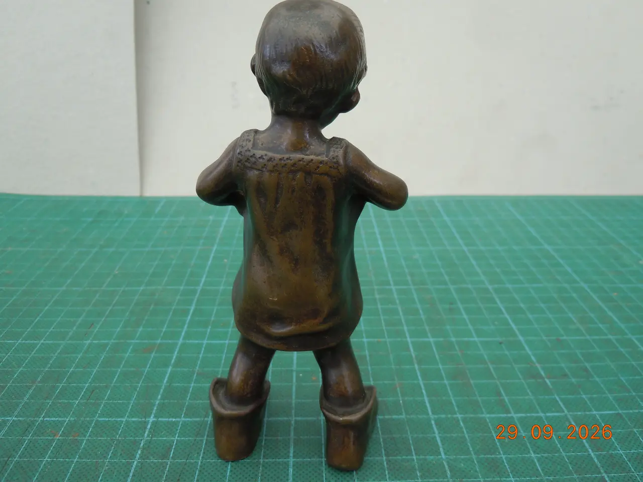 Billede 4 - Bronzefigur, signeret, af barn med store støvler