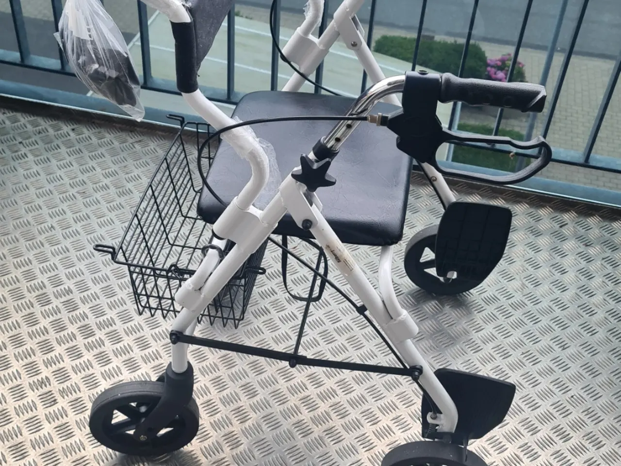 Billede 1 - Rollator med sæde og ryglæn